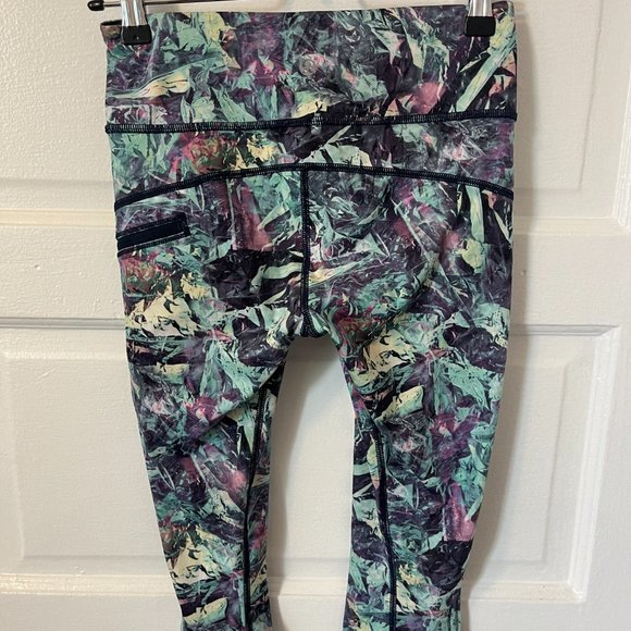 LuluLemon size 4 women's leggings! Excellent pattern and design - Picture 2 of 5